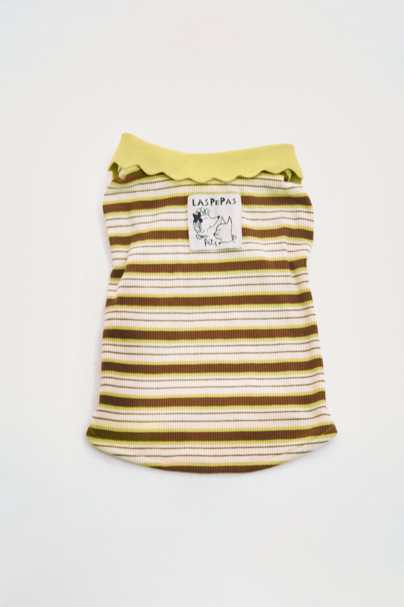 Remera para perros rayada verde de morley con cuello y botones.