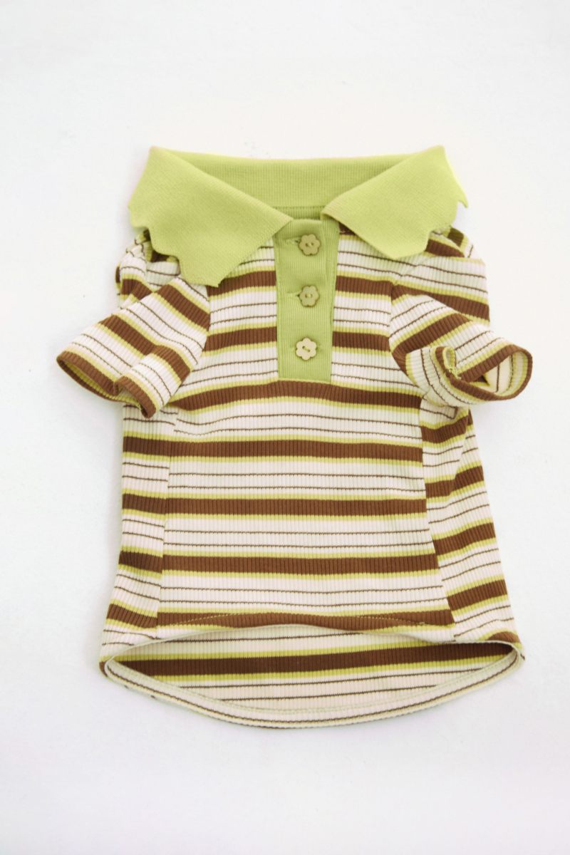 Remera para perros rayada verde de morley con cuello y botones.