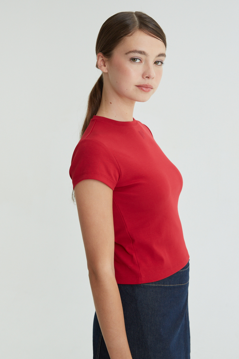 Remera rojo manga corta de algodón elastizado al cuerpo, larga a la cintura y de cuello redondo con logo LP en vinilo velvet en el frente. 
