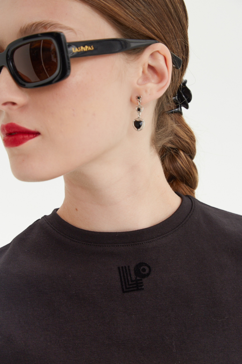 Remera negra manga corta de algodón elastizado al cuerpo, larga a la cintura y de cuello redondo con logo LP en vinilo velvet en el frente. 
