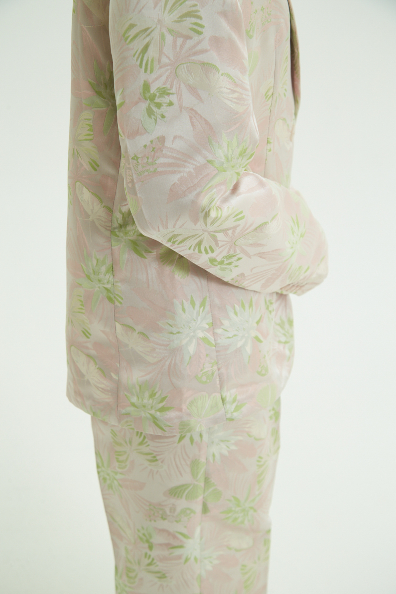 Saco rosa sastrero recto de jacquard satinado con hombreras, solapa con cruce recto y botones tornasolados. 
