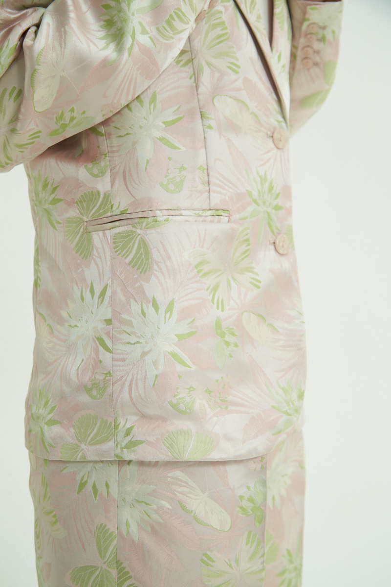 Saco rosa sastrero recto de jacquard satinado con hombreras, solapa con cruce recto y botones tornasolados. 
