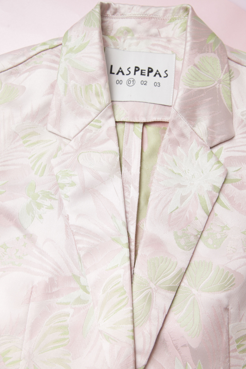 Saco rosa sastrero recto de jacquard satinado con hombreras, solapa con cruce recto y botones tornasolados. 
