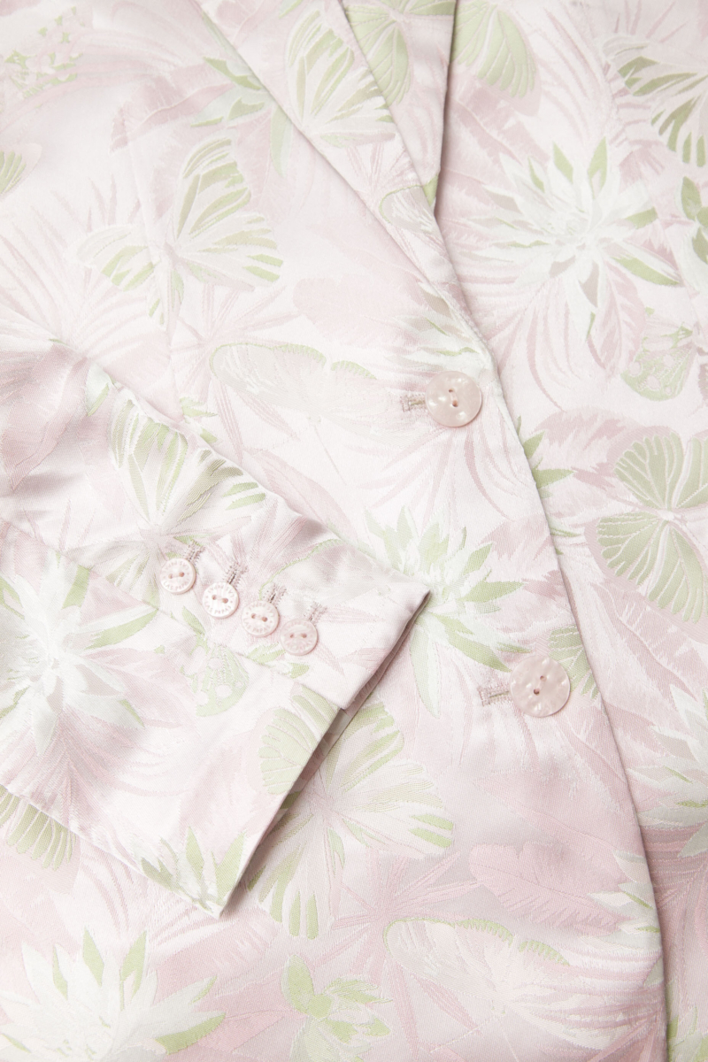 Saco rosa sastrero recto de jacquard satinado con hombreras, solapa con cruce recto y botones tornasolados. 
