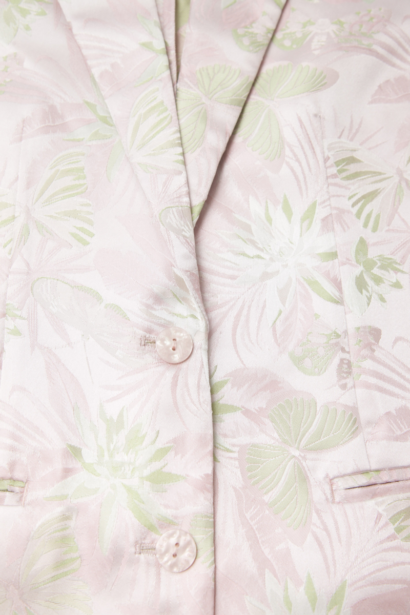 Saco rosa sastrero recto de jacquard satinado con hombreras, solapa con cruce recto y botones tornasolados. 
