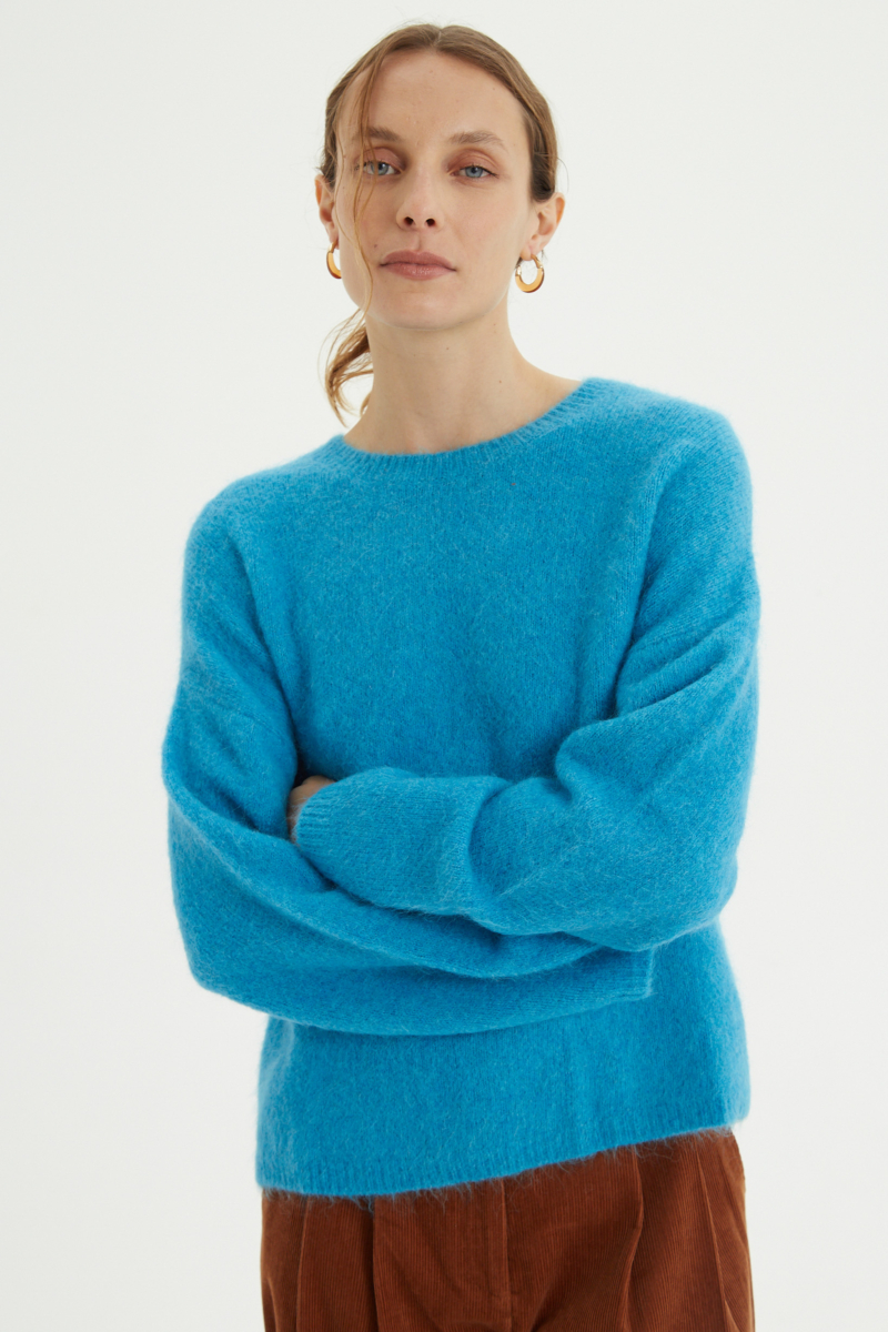 Sweater de lana y alpaca con cuello redondo y fit suelto. 