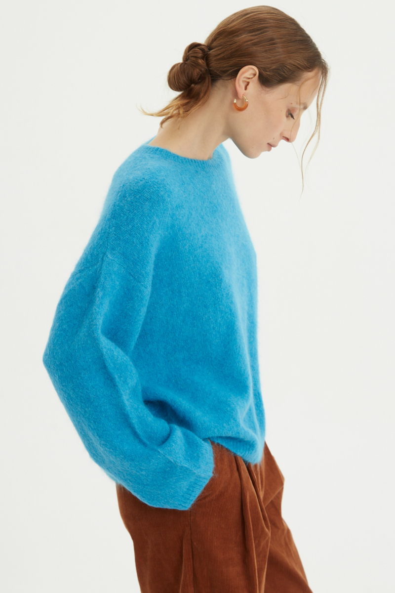 Sweater de lana y alpaca con cuello redondo y fit suelto. 
