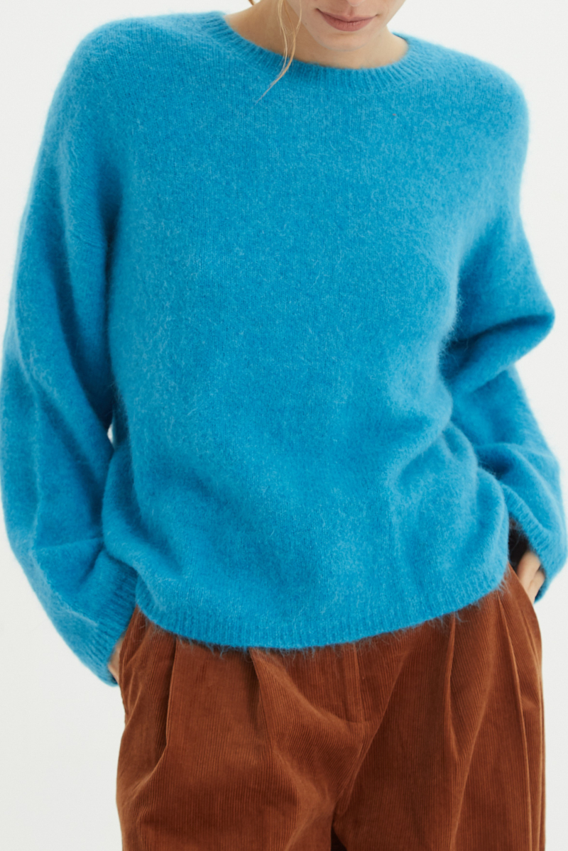 Sweater de lana y alpaca con cuello redondo y fit suelto. 