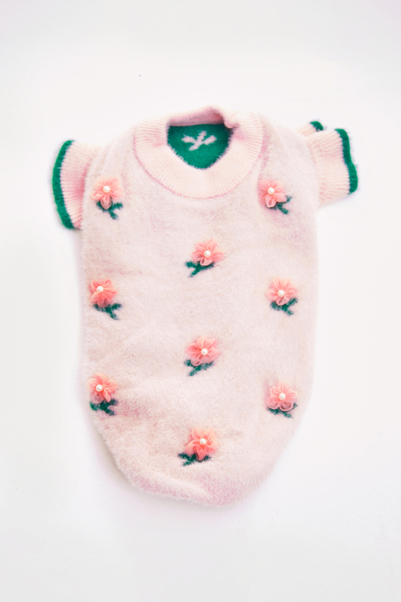Sweater tejido para perros color rosa con textura peluda, flores aplicadas y mangas con volados