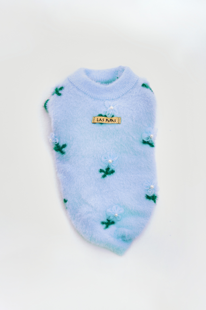 Sweater tejido para perros color celeste con textura peluda, flores aplicadas y mangas con volados