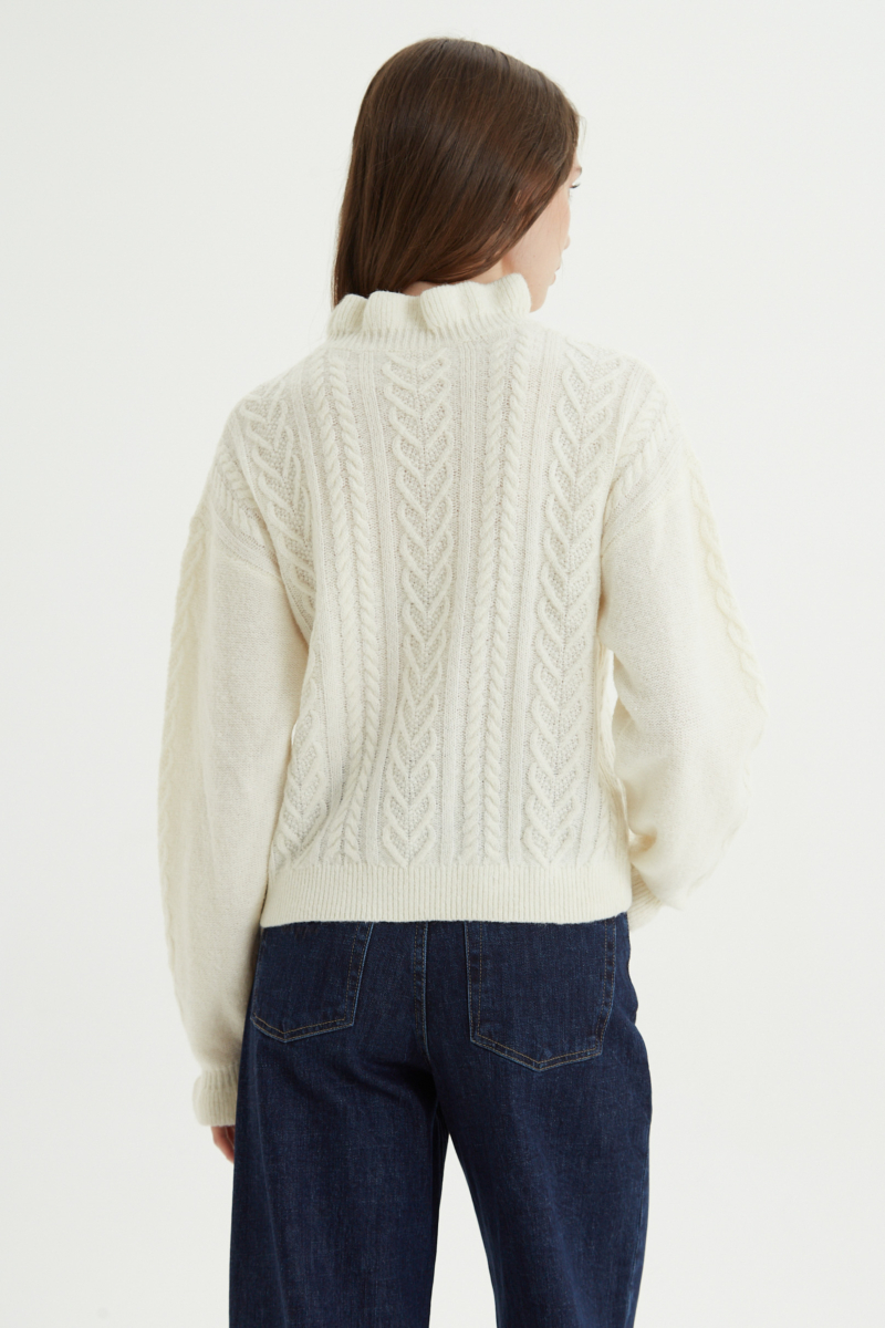 Sweater trenzado con cuello y puños de ribb con frunces. 