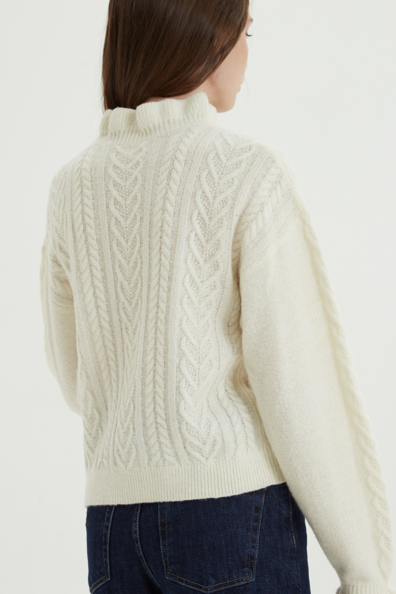Sweater trenzado con cuello y puños de ribb con frunces. 