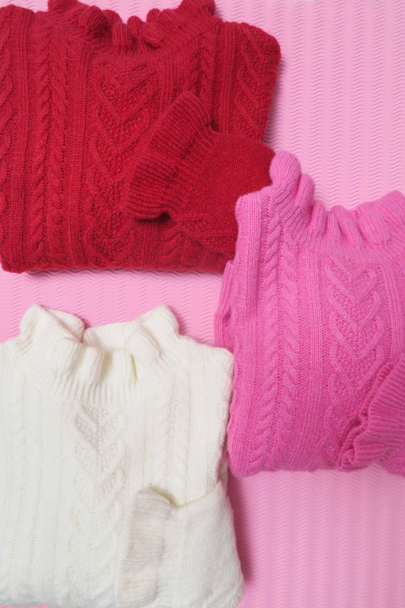 Sweater trenzado con cuello y puños de ribb con frunces. 