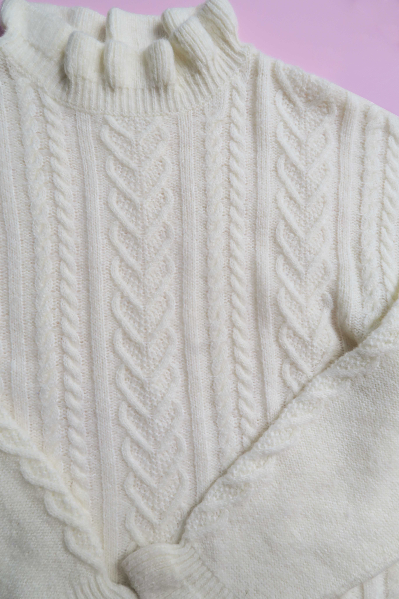 Sweater trenzado con cuello y puños de ribb con frunces. 