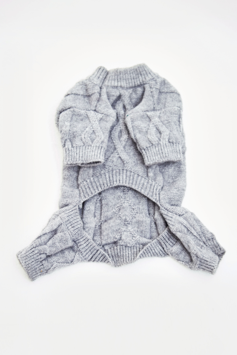 Sweater para perros tejido gris con patrón trenzado y mangas.