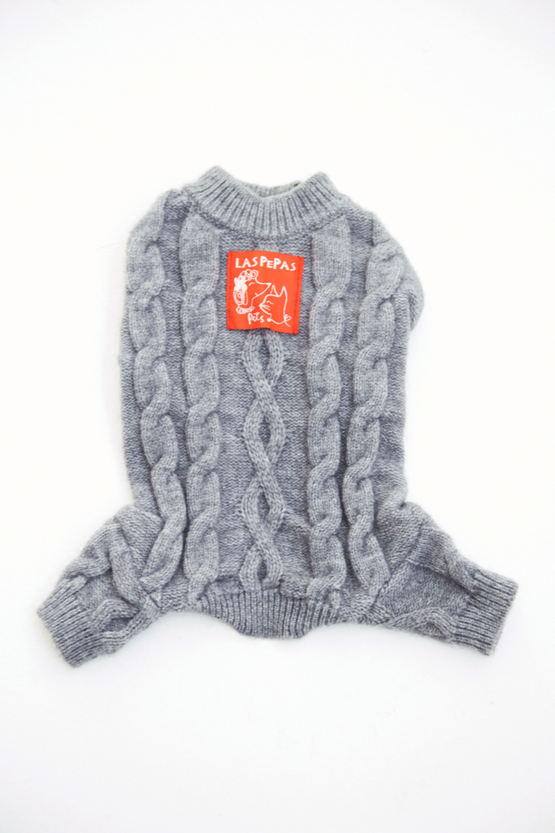 Sweater para perros tejido gris con patrón trenzado y mangas.