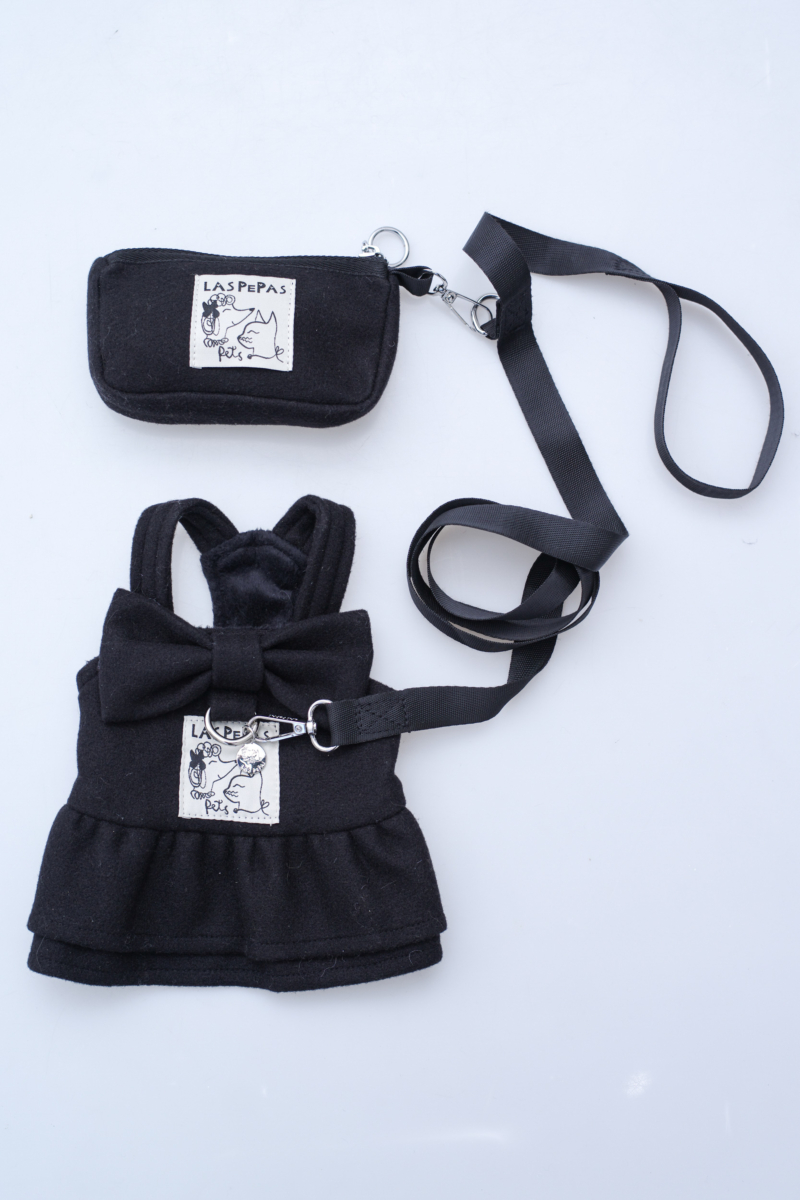 Vestido de paño para perros negro con volados y moño