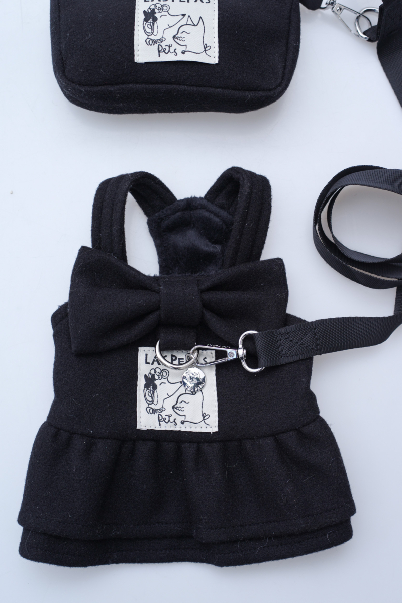 Vestido de paño para perros negro con volados y moño