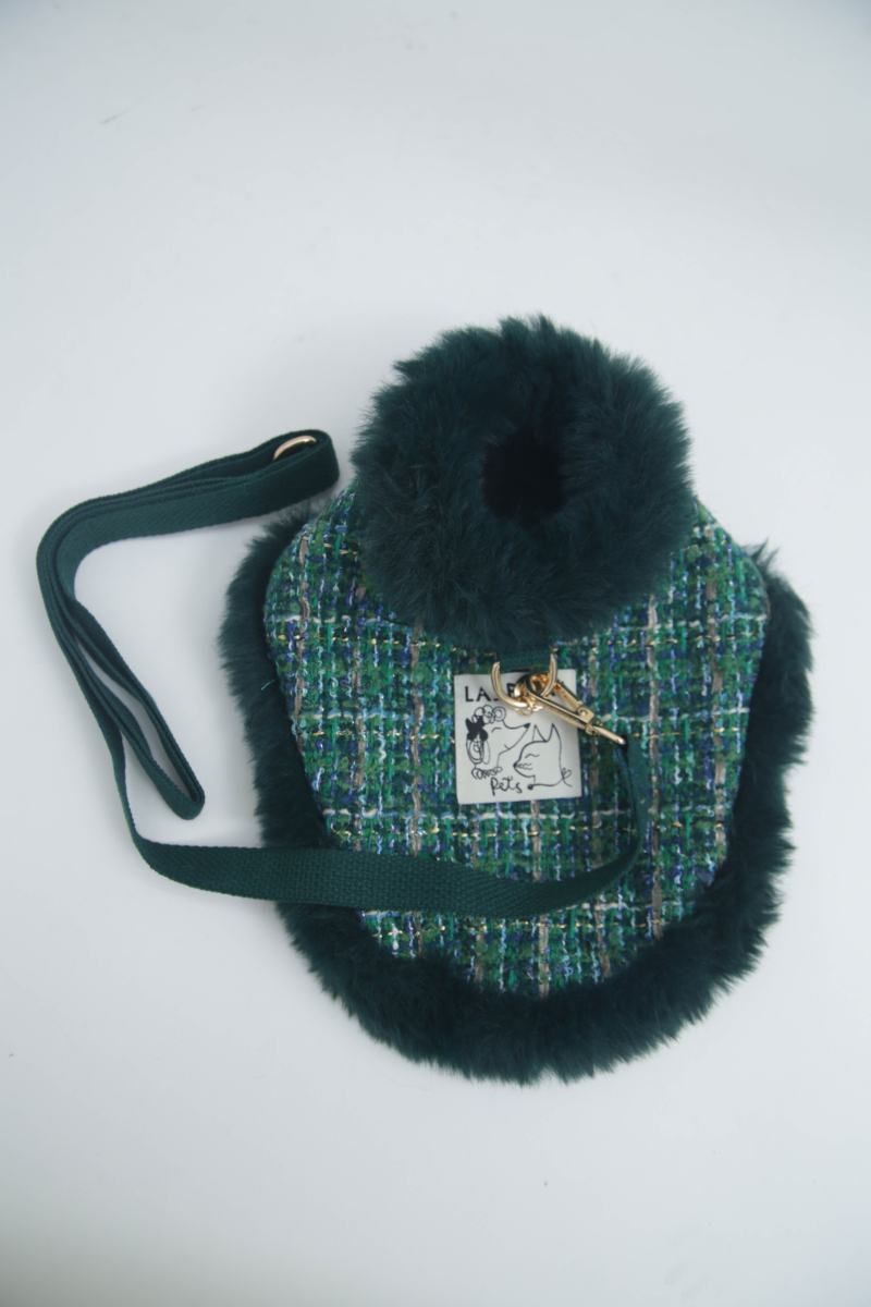 Vestido de tweed para perros color verde con detalles de pelo