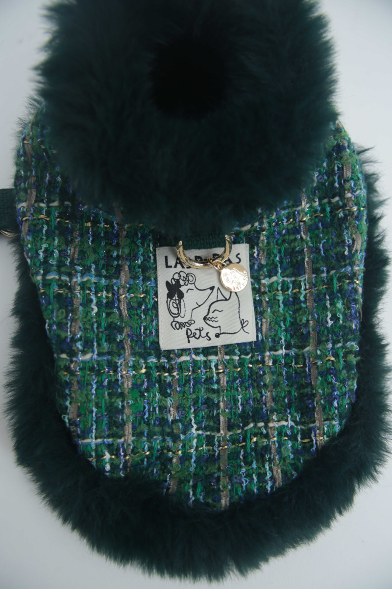 Vestido de tweed para perros color verde con detalles de pelo