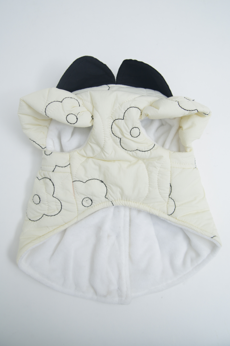 Vestido para perros puffer color crema con flores bordadas, cuello y botones. 
