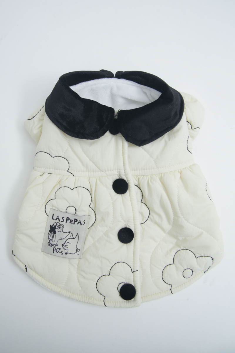 Vestido para perros puffer color crema con flores bordadas, cuello y botones. 
