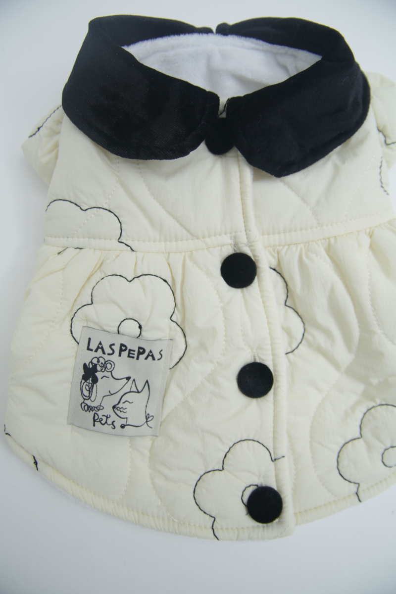 Vestido para perros puffer color crema con flores bordadas, cuello y botones. 

