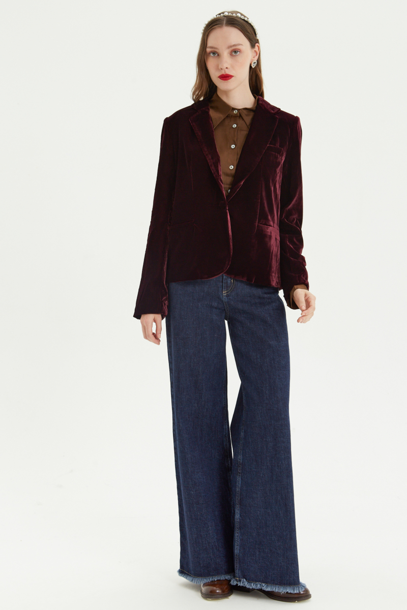 Blazer bordo sastrero con hombreras de corte recto con pinzas de entalle y largo hasta la cadera.