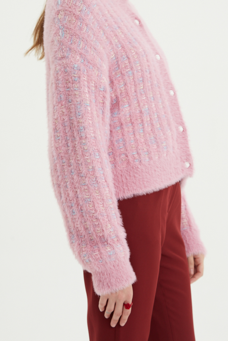 Saco tejido multicolor con textura de pelo y botones perlados en forma de flor. 
