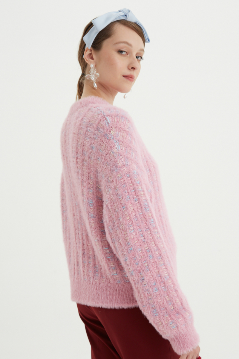 Saco tejido multicolor con textura de pelo y botones perlados en forma de flor. 
