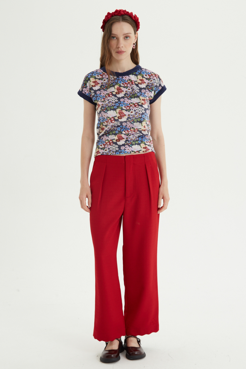Remera al cuerpo de terciopelo con estampa floral y terminaciones en ribb azul en cuello y mangas. 
