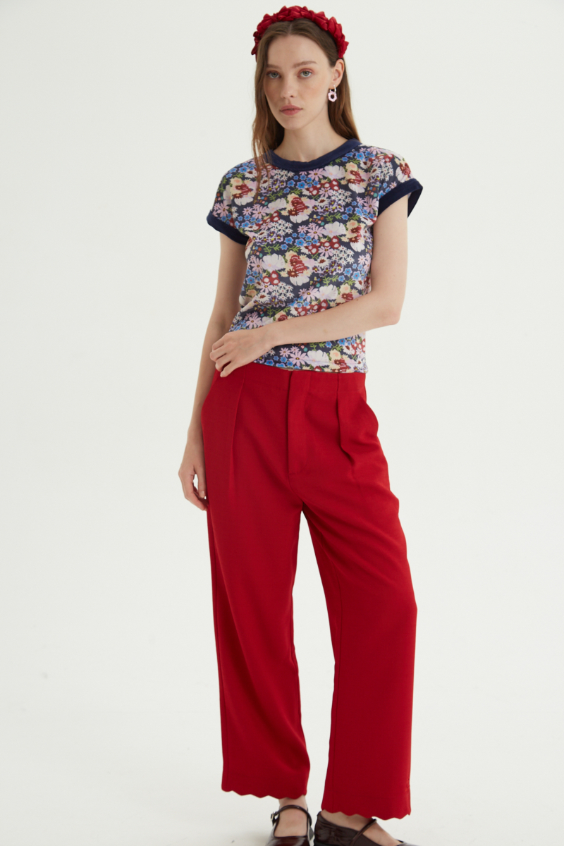 Remera al cuerpo de terciopelo con estampa floral y terminaciones en ribb azul en cuello y mangas. 

