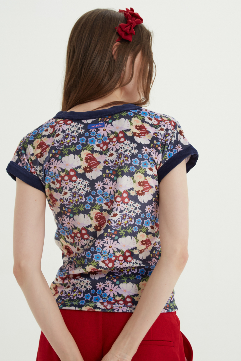 Remera al cuerpo de terciopelo con estampa floral y terminaciones en ribb azul en cuello y mangas. 
