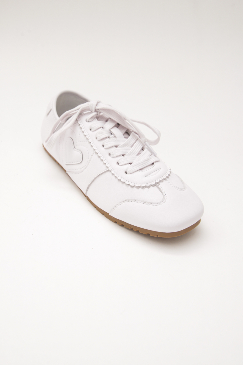 Zapatillas blancas de cuero con recortes, punta cuadrada y suela de caucho.

