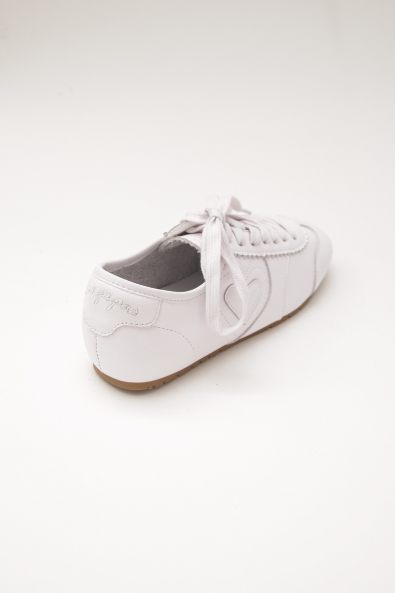 Zapatillas blancas de cuero con recortes, punta cuadrada y suela de caucho.

