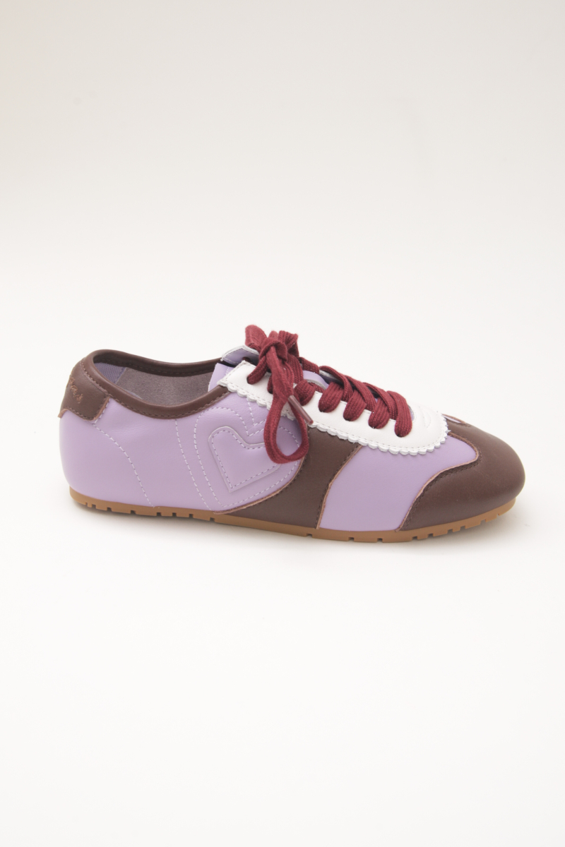 Zapatillas lila de cuero con recortes, punta cuadrada y suela de caucho.
