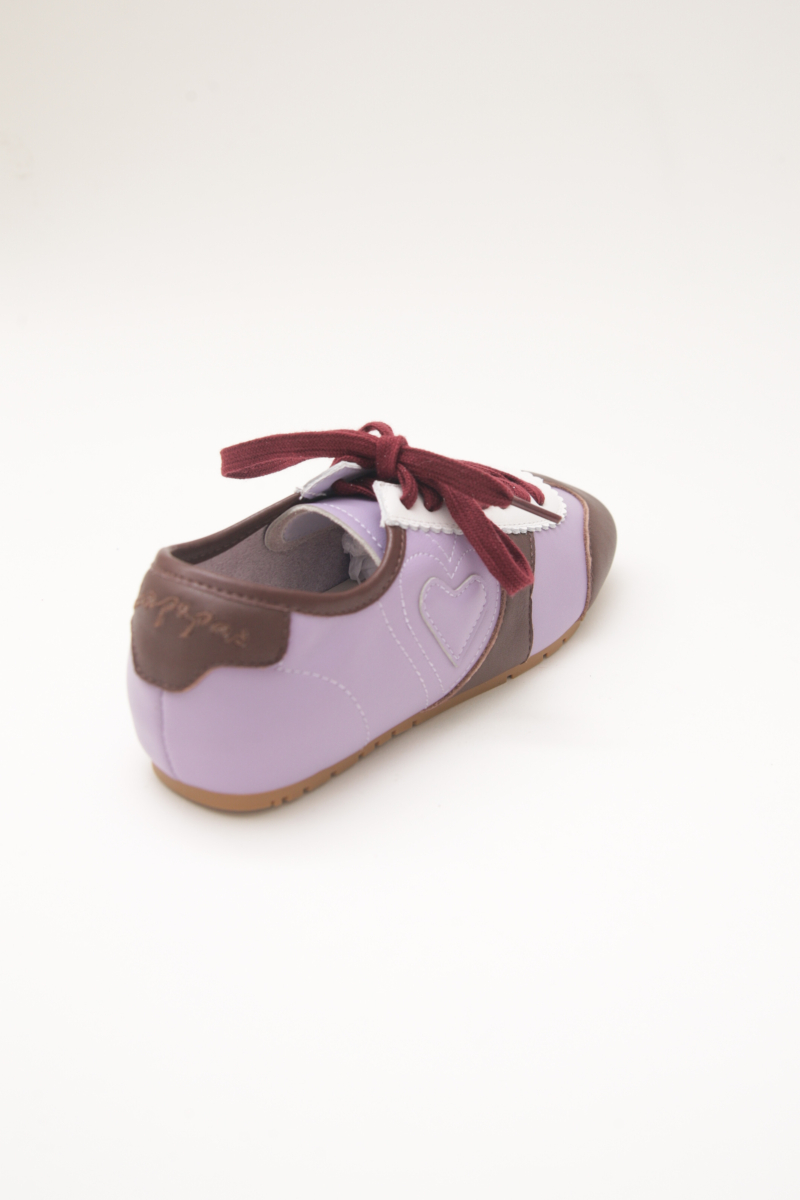 Zapatillas lila de cuero con recortes, punta cuadrada y suela de caucho.
