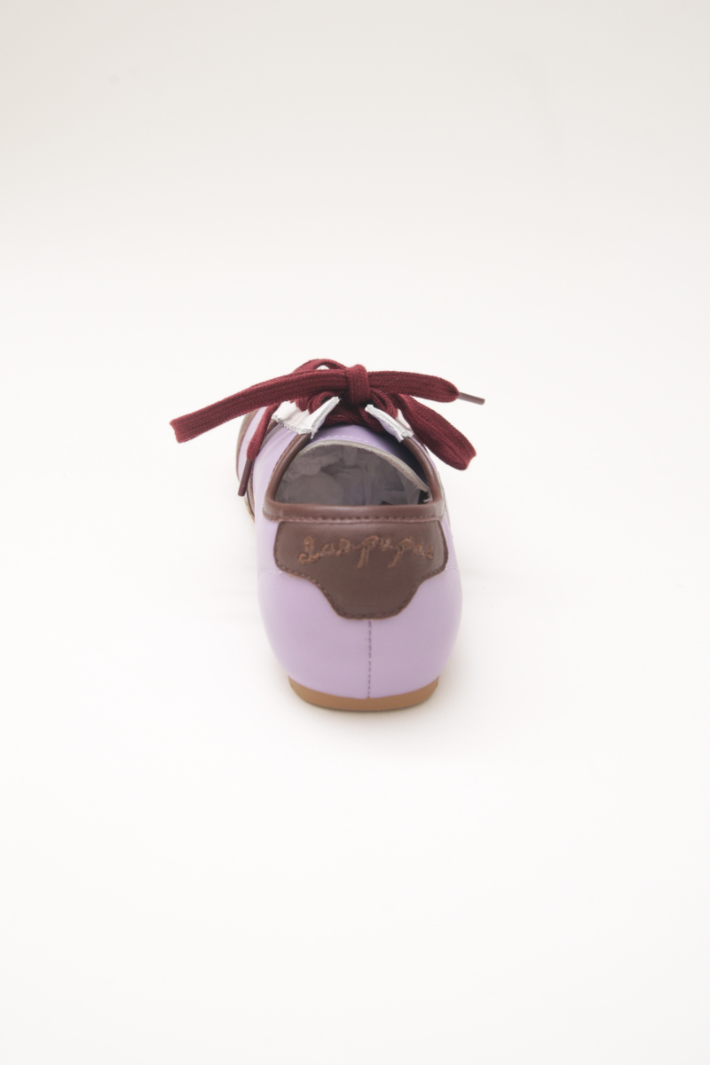 Zapatillas lila de cuero con recortes, punta cuadrada y suela de caucho.
