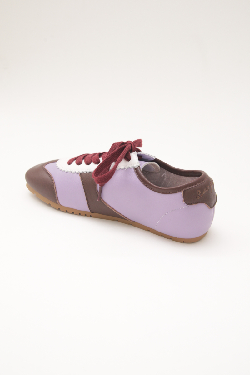 Zapatillas lila de cuero con recortes, punta cuadrada y suela de caucho.
