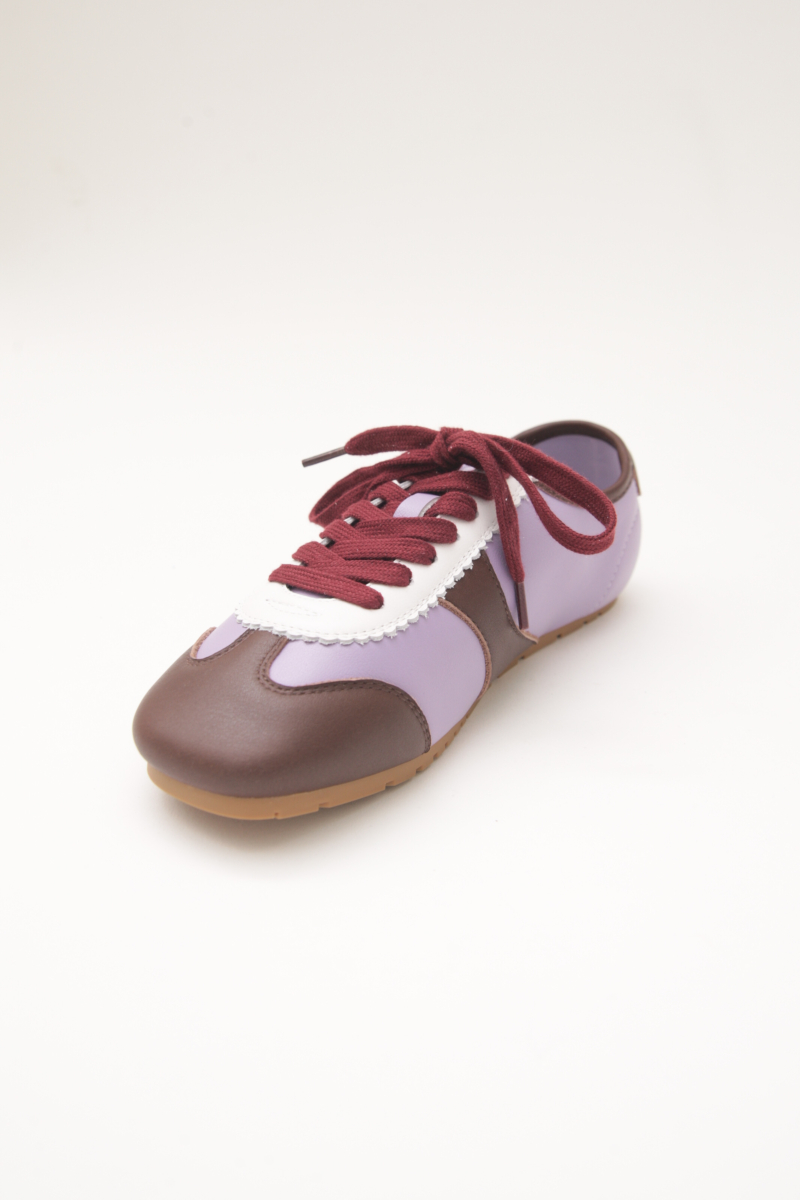 Zapatillas lila de cuero con recortes, punta cuadrada y suela de caucho.
