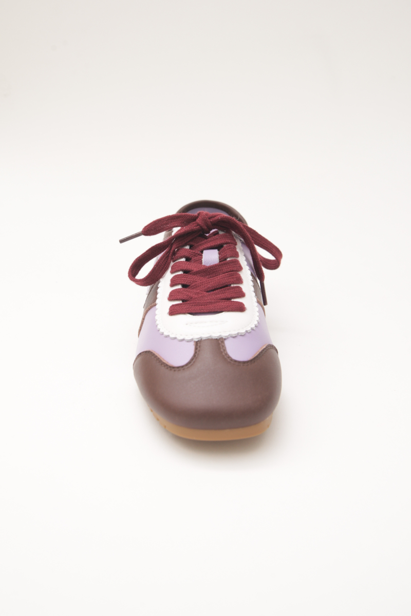 Zapatillas lila de cuero con recortes, punta cuadrada y suela de caucho.
