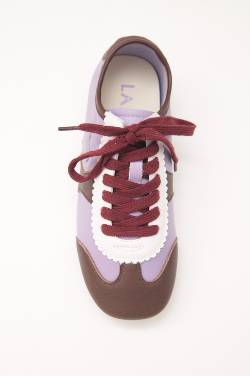 Zapatillas lila de cuero con recortes, punta cuadrada y suela de caucho.
