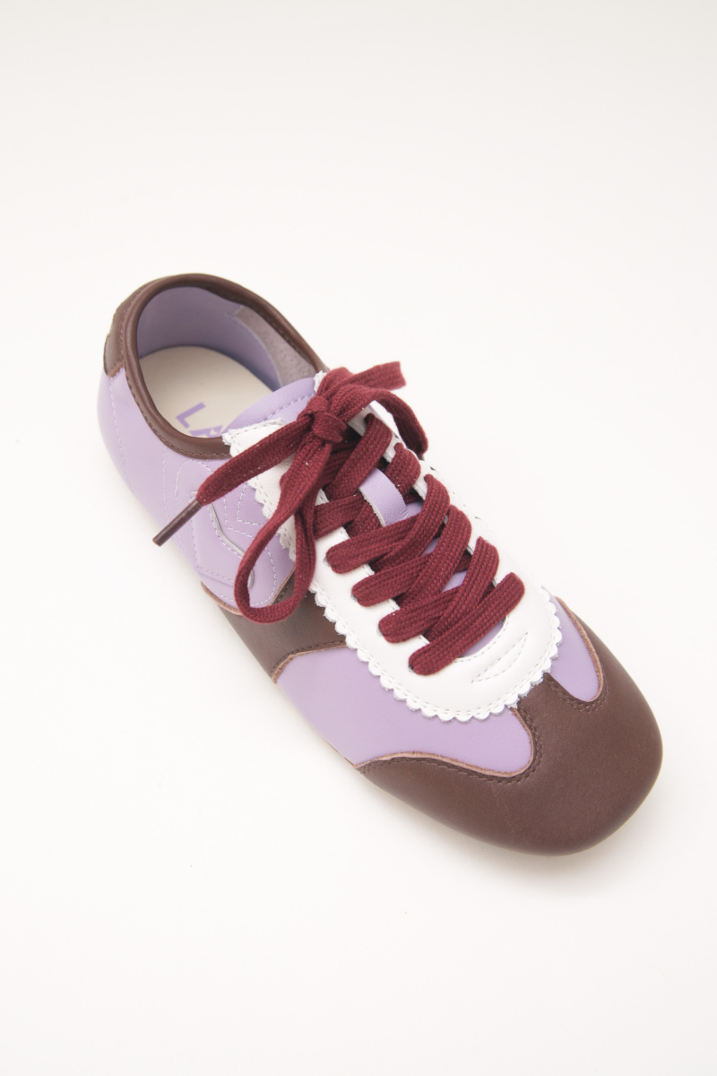 Zapatillas lila de cuero con recortes, punta cuadrada y suela de caucho.
