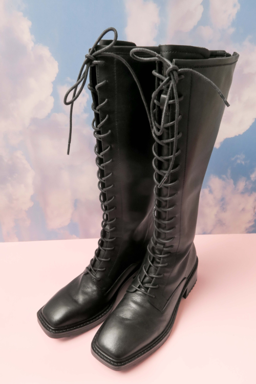 BOTA DE CUERO ACORDONADA TUART